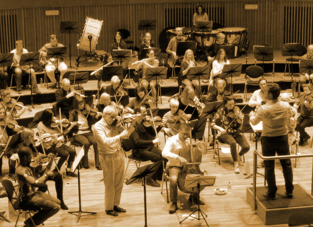 Picture of Michael Bochmann with the orchestra